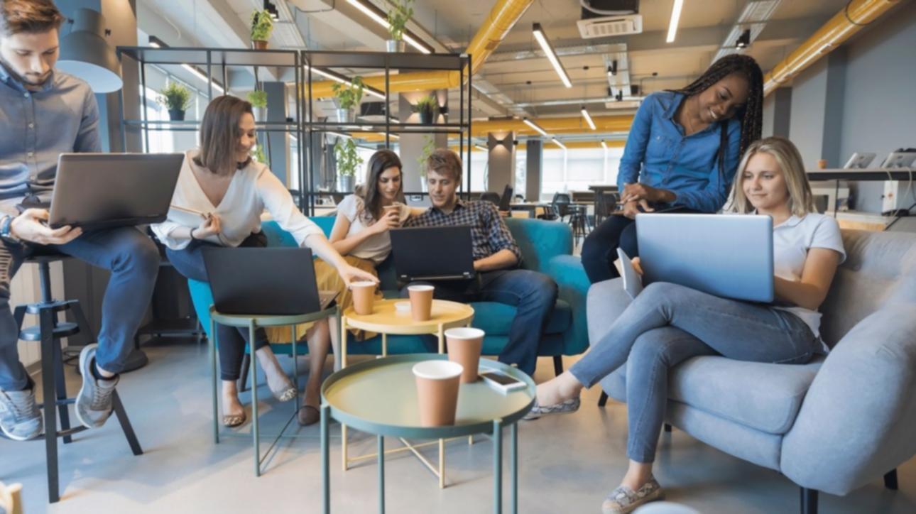 Environnement professionnel d'analyse financière avec documents et données